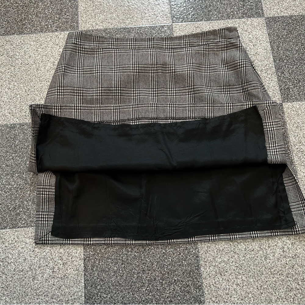 New York & Company Black and White Plaid Mini Skirt- Size 12 - Picture 7 of 10